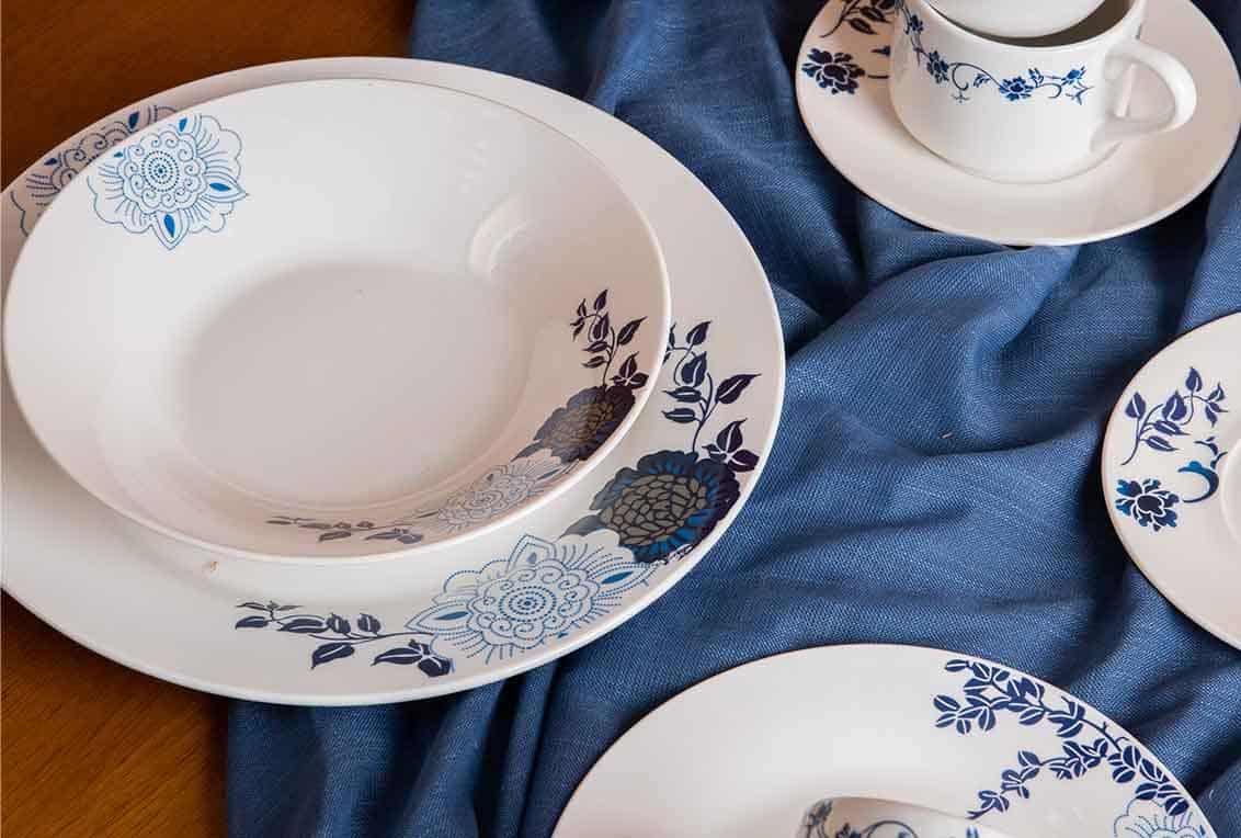 Jogo de pratos brancos com detalhes em azul 